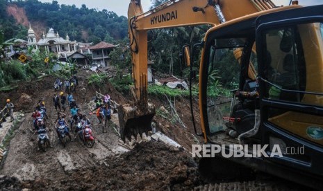 Pengungsi Korban Banjir Lebak Rebutan Bantal dari Relawan. Pekerja memindahkan material lumpur sisa longsor dari jalan di Kampung Cinyiru, Lebak, Banten, Kamis (9/1/2020).