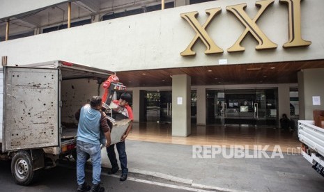 Pekerja memindahkan sejumlah barang ke atas kendaraan di depan bioskop XXI Taman Ismail Marzuki (TIM) yang per 19 Agustus 2019 sudah tidak beroperasi lagi, di Jakarta, Senin (19/8/2019). 