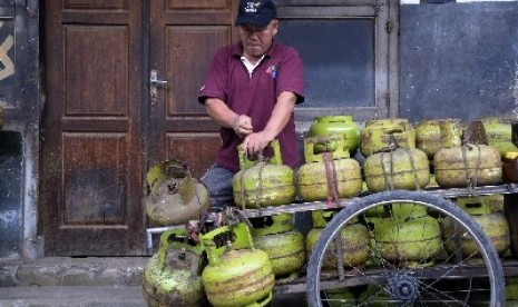 Pekerja memindahkan sejumlah tabung gas 3 kilogram di salah satu agen di Jakarta, Senin (2/3).