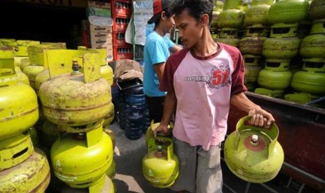 Pekerja memindahkan tabung gas elpiji 3 kg ke dalam gudang di Cipinang, Jakarta Timur.