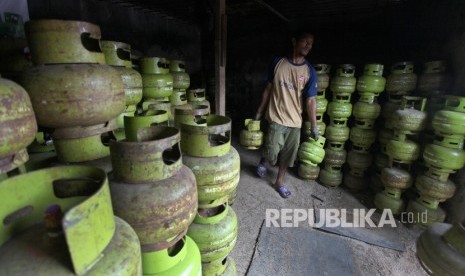 Pekerja memindahkan tabung LPG 3 Kg. (Ilustrasi)