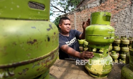 Pekerja memindahkan tabung LPG 3 Kg untuk diisi ulang. (ilustrasi)