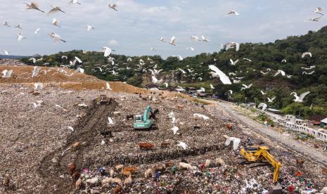 Pekerja memindahkan tumpukan sampah di Tempat Pembuangan Sampah Terpadu (TPST) Piyungan, Bantul, DI Yogyakarta, Kamis (12/5/2022). Pemerintah Daerah Istimewa Yogyakarta dan warga Piyungan bersepakat membuka kembali TPST Piyungan dengan poin utama pengolahan lindi atau air pada sampah oleh Balai Prasarana dan Pemukiman Wilayah (BPPW) agar tidak mencemari lingkungan sekitar. 