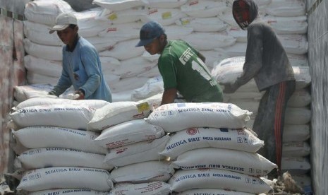 Pekerja memlakukan bongakar muat tepung terigu di Pelabuhan Sunda Kelapa, Jakarta,?Kamis (12/6).