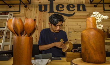 Pekerja memoles kerajinan mangkok berbahan limbah kayu ulin di Gallery Uleen, Banjarbaru, Kalimantan Selatan, Selasa (26/7/2022). Kerajinan yang memanfaatkan limbah kayu ulin tersebut dijual dengan harga Rp20 ribu hingga Rp1,2 juta tergantung jenis dan tingkat kerumitannya serta telah menembus pasar ekspor ke beberapa negara seperti Jepang dan Singapura.