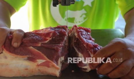 Pekerja memotong daging sapi kurban di Perusahaan Daerah (PD) Rumah Potong Hewan (RPH) Surya, Surabaya, Jawa Timur, Selasa (20/7/2021). PD RPH Surya melayani pemotongan hewan kurban sekitar 210 ekor sapi dari masyarakat, menyusul adanya imbauan dari pemerintah untuk melakukan pemotongan hewan kurban di RPH guna menghindari kerumunan pada masa pandemi COVID-19. 