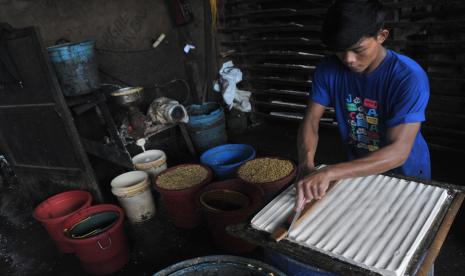 Pekerja memotong tahu di kawasan pembuatan tahu tempe (ilustrasi). Dinas Perindustrian dan Perdagangan (Disperindag) Jawa Timur mengaku telah berkoordinasi dengan Industri Kecil Menengah (IKM) tahu dan tempe terkait melambungnya harga kedelai, baik impor maupun lokal.