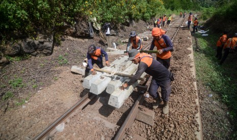 Pekerja memperbaiki bantalan rel di Km 193 - 192 antara Stasiun Lebakjero dan Stasiun Nagreg, Kabupaten Bandung, Jawa Barat, Kamis (30/5/2019).