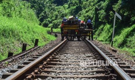 Pekerja memperbaiki bantalan rel Kereta Api (KA) di lokasi anjloknya gerbong listrik KA Malabar jurusan Malang-Bandung di KM 302+3/4 di Desa Karangkamulyan, Kabupaten Ciamis, Jawa Barat, Sabtu (2/2/2019). 