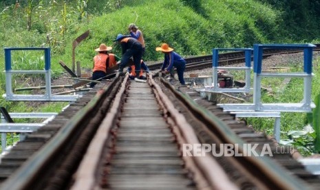 Pekerja memperbaiki bantaran rel kereta api jalur selatan, Kabupaten Bandung, Jabar, Rabu 915/6). 