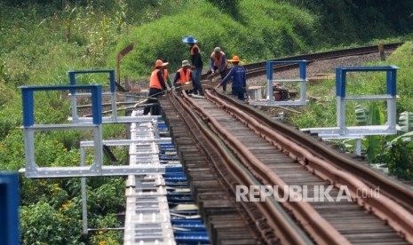 Pekerja memperbaiki bantaran rel kereta api jalur selatan, Kabupaten Bandung, Jabar, Rabu 915/6). 