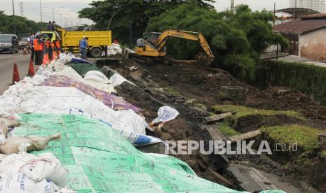 Pekerja memperbaiki jalan tol Surabaya-Gempol KM 06+200 yang longsor, di Surabaya, Jawa Timur, Kamis (28/1/2021). Perbaikan di lakukan di sebagian badan jalan tol longsor yang terjadi pada Selasa (26/1) lalu dan hanya kendaraan golongan I yang diperbolehkan melintas di jalan tol Surabaya-Gempol arah Waru tersebut.