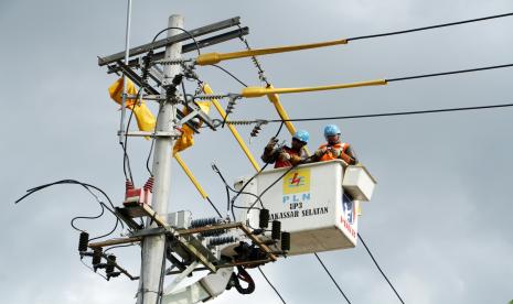 Pekerja memperbaiki jaringan transmisi tenaga listrik (ilustrasi). PT PLN (Persero) Unit Induk Transmisi Jawa Bagian Timur dan Bali (UIT JBM) melakukan penguatan sistem kelistrikan Saluran Udara Tegangan Tinggi (SUTT) Paiton-Situbondo, Jawa Timur, menjelang Konferensi Tingkat Tinggi (KTT) G20.