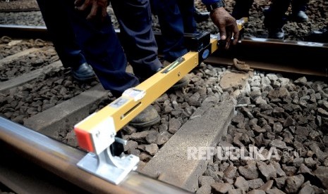 Pekerja memperbaiki kondisi rel pasca anjloknya kereta commuter line di antara lintasan Jatinegara-Manggaraii, Jakarta, Rabu (15/3).