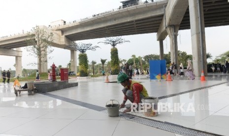 Pekerja memperbaiki lantai halaman Terminal 3 Ultimate pascabanjir, Bandara Soekarno-Hatta, Banten, Senin (15/8).