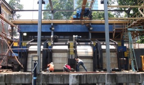 Pekerja memperbaiki pompa air di Waduk Melati, Tanah Abang, Jakarta, Rabu (4/11). Perbaikan tersebut sebagai antisipasi untuk menghadapi musim hujan.