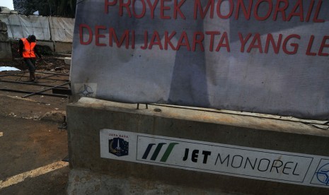 Pekerja memperbaiki rangka reklame proyek monorel Jakarta di Setia Budi, Jakarta Selatan, Rabu (19/2). Pemprov DKI Jakarta akan mencabut izin proyek pembangunan monorel di Jakarta dari PT Jakarta Monorail (JM) terkait mandeknya proyek monorel Jakarta terse