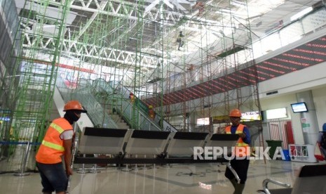 Pekerja memperbaiki ruangan yang rusak akibat gempa di Bandara Mutiara SIS Al Jufri Palu, Sulawesi Tengah, Senin (15/10).