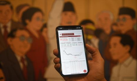 Pekerja memperlihatkan pergerakan Indeks Harga Saham Gabungan (IHSG) melalui gawainya di Jakarta, Rabu (19/8/2020). Pergerakan IHSG melemah 22.36 poin ke level 5.272 atau terkoreksi 0,42 persen pada penutupan perdagangan hari ini.