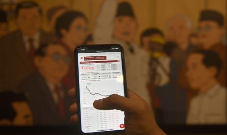 Indeks Harga Saham Gabungan (IHSG) bergerak variatif di awal pekan ini, Senin (24/8). Indeks saham sempat dibuka menguat ke zona positif di posisi 5.294,15 sebelum masuk ke zona merah dan turun ke posisi 5.261,40. 