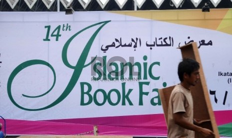 Pekerja mempersiapan stand saat akan dilaksanakan Islamic Book fair 2015 ke-14 di Istora Senayan, Jakarta, Kamis (26/2).