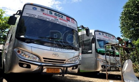  Pekerja mempersiapkan armada Kopaja AC S602 jurusan Ragunan-Monas yang masih terparkir di pool Kopaja di Ciganjur, Jakarta Selatan, Selasa (4/6).     (Republika/Prayogi)