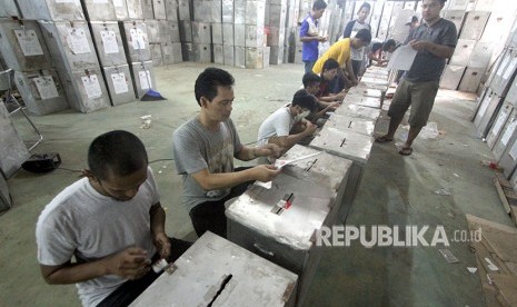 Pekerja mempersiapkan kotak suara logistik Pilkada untuk didistribusikan di Gudang Logistik KPU Kabupaten Bogor, Cibinong, Bogor, Jawa Barat, Jumat (22/6). (Antara/Yulius Satria Wijaya)