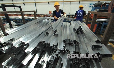 Pekerja memproduksi aluminium di Cirebon, Jawa Barat. Kementerian Perindustrian (Kemenperin) mewajibkan pelaku industri manufaktur memiliki Izin Operasional Dan Mobilitas Kegiatan Industri (IOMKI).