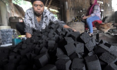 Pekerja memproduksi bahan bakar briket berbahan bakar limbah tempurung kelapa di salah satu rumah industri di Ungaran Timur, Kabupaten Semarang (Ilustrasi)