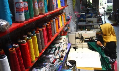 Pekerja memproduksi kaos di industri konveksi rumahan di Lesanpuro, Malang, Jawa Timur, Selasa (17/9/2019). Pengusaha konveksi setempat mengeluhkan naiknya ongkos produksi sebesar 15 persen akibat melonjaknya harga bahan baku tekstil berupa kain kapas dan benang sehingga mereka terpaksa menaikkan harga jual kaos dari kisaran Rp80.000 menjadi 90 ribu rupiah per lembar agar tidak mengalami kerugian. 