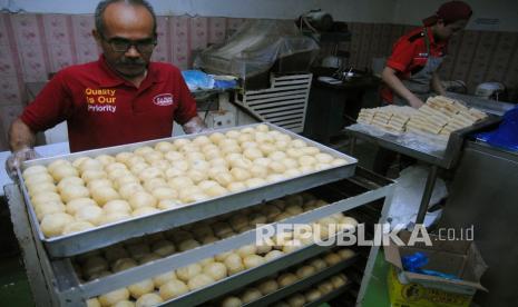 Pekerja memproduksi makanan beku atau frozen food (ilustrasi). Kementerian Komunikasi dan Informatika meminta penyelenggara platform lokapasar mengutamakan kehadiran produk-produk buatan usaha mikro, kecil dan menengah (UMKM) lokal di platform mereka.