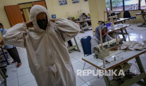 Alat kesehatan yang disalurkan BIN antara lain APD, masker N95, dan ventilator. Ilustrasi.