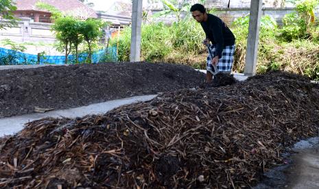 Pekerja memproduksi pupuk kompos dari sampah organik (ilustrasi). Pemkab Samosir, Sumatra Utara, meluncurkan program Pangula Nature yang merupakan terobosan baru dalam meningkatkan hasil pertanian dan kesejahteraan petani di Kabupaten Samosir.