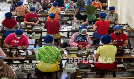 Pekerja memproduksi rokok Sigaret Kretek Tangan (SKT). Kanwil DJBC Kemenkeu Jatim II mencatat penerimaan kepabeanan dan cukai mencapai senilai Rp 35,53 triliun.