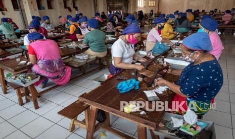 Pekerja memproduksi rokok Sigaret Kretek Tangan (SKT) di pabrik rokok PT Praoe Lajar yang menempati bekas kantor perusahaan listrik swasta Belanda NV Maintz & Co, di kawasan Cagar Budaya Nasional Kota Lama Semarang, Jawa Tengah, Kamis (24/2/2022). Kementerian Keuangan mencatat realisasi penerimaan cukai rokok atau cukai hasil tembakau (CHT) pada Januari 2022 mencapai Rp17,54 triliun atau meningkat sebesar 98,6 persen dari periode yang sama pada tahun lalu sebesar Rp8,83 triliun. 