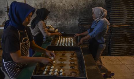 Pekerja memproduksi roti di Kampung Gunung Sari, Kabupaten Ciamis, Jawa Barat, Kamis (2/6/2022). Perajin roti terpaksa tidak menggunakan bahan baku telur karena harga telur yang mencapai Rp28.500 dari sebelumnya Rp24.000 per kilogram, dan beralih menggunakan mentega berkualitas. 