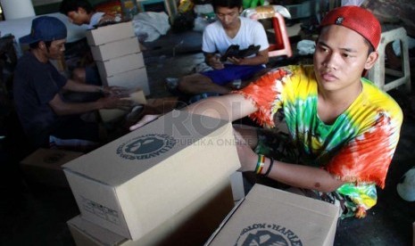 Pekerja memproduksi sepatu dan sandal kulit di bengkel rumahan Sentra Kerajinan Kulit Tanggulangin, Sidoarjo, Jawa Timur, Jumat (11/7).(Republika/ Yasin Habibi).