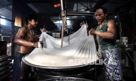 Pekerja memproduksi tahu di lokasi industri rumahan di Jakarta, Kamis (22/10/2020). Ketua Dewan Komisioner Otoritas Jasa Keuangan (OJK) Wimboh Santoso mengatakan pemerintah telah menggelontorkan dana program restrukturisasi kredit untuk Usaha Mikro, Kecil, dan Menengah (UMKM) sebesar Rp359,98 triliun dengan jumlah 5,82 juta debitur per 28 September 2020, agar UMKM dapat segera kembali bangkit di saat pandemi COVID-19.