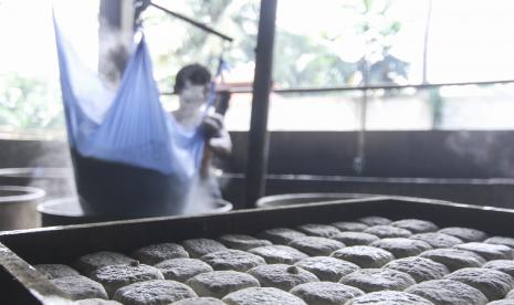 Pekerja memproduksi tahu di salah satu sentra produksi tahu di Tapos, Depok, Jawa Barat, Rabu (6/10/2021). Gabungan Koperasi Produsen Tahu - Tempe Indonesia (Gakoptindo) memproyeksikan produksi tahu dan tempe tahun ini mengalami penurunan yakni hanya mencapai 3 juta ton lebih rendah dari tahun sebelumnya yang mencapai 3,3 juta ton.