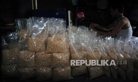 Pekerja memproduksi tempe di Kelurahan Pasir Kuda, Kota Bogor, Jawa Barat, Rabu (23/2/2022). Industri rumahan tersebut kembali memproduksi tempe hingga 300-400 kilogram per hari namun memperkecil ukuran berat tempe dari sebelumnya 9 ons menjadi 7 ons karena masih tingginya harga kacang kedelai impor yang mencapai Rp11.500-Rp11.700 per kilogram. ANTARA FOTO/Arif Firmansyah/rwa.  Perkecil-Ukuran-Berat-Tempe-230222-Arf-5.jpg | 4000 x 2685 px | 2.1 Mb | 23-02-2022 18:10 WIB   