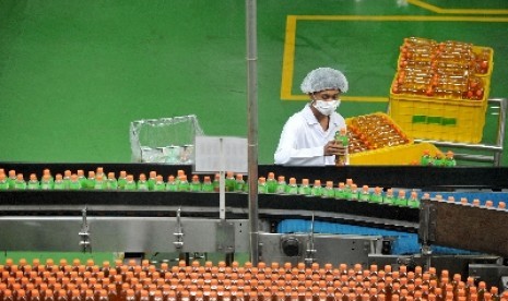 Pekerja memproses pembuatan minuman teh dalam kemasan NU Green Tea di pabrik Karawang, Jawa Barat, Rabu (16/5).