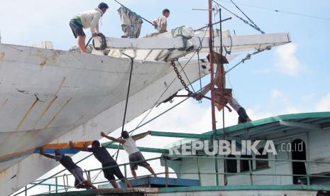 Kesibukan di pelabuhan Sunda Kelapa saat ini.