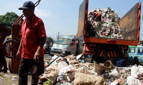  Pekerja menaikkan sampah ke dalam truk sampah di Jatinegara, Jakarta Timur, Selasa (1/7). (Republika/ Yasin Habibi).