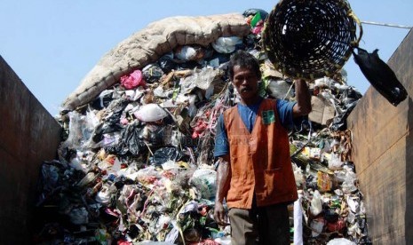  Pekerja menaikkan sampah ke dalam truk sampah di Jatinegara, Jakarta Timur, Selasa (1/7). (Republika/ Yasin Habibi).