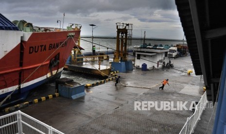 Pekerja menambatkan tali sandar Kapal fery (ilustrasi). 