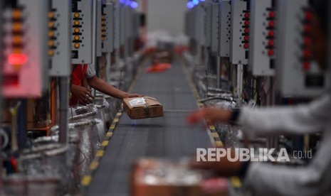 Pekerja menaruh barang pesanan konsumen saat Hari Belanja Online Nasional (Harbolnas) 2018 di Warehouse Lazada Indonesia, Depok, Jawa Barat, Rabu (12/12/2018). 