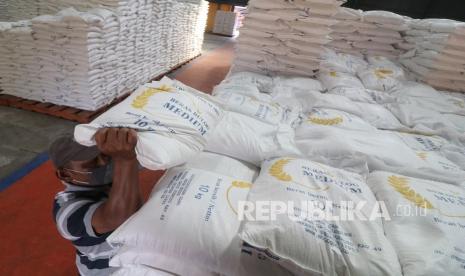 Pekerja menata beras di gudang Badan Urusan Logistik (Bulog) Subdivre Kediri, Kediri, Jawa Timur.