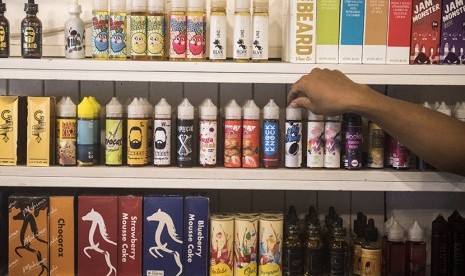 Pekerja menata botol berisi cairan rokok elektronik (vape) di Bandung, Jawa Barat, Selasa (7/11).