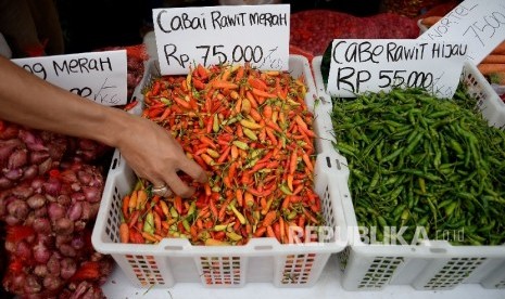 Pekerja menata cabai yang dijual saat 