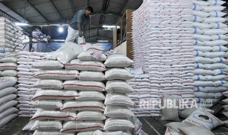 Pekerja menata karung beras di Pasar Induk Beras Cipinang, Jakarta, Rabu (2/5). 